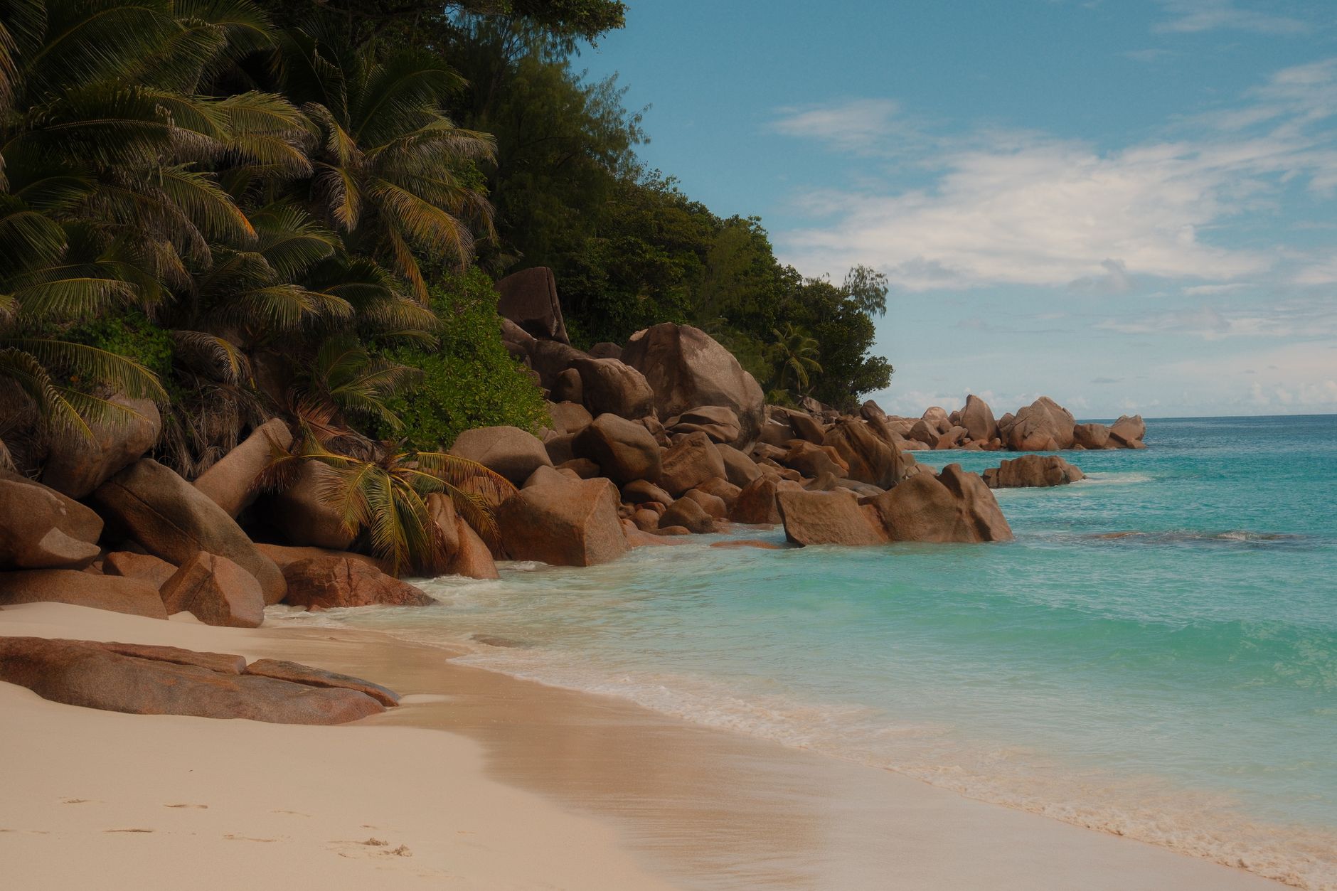 Anse Source d’Argent beach with granite boulders and turquoise water, Seychelles
